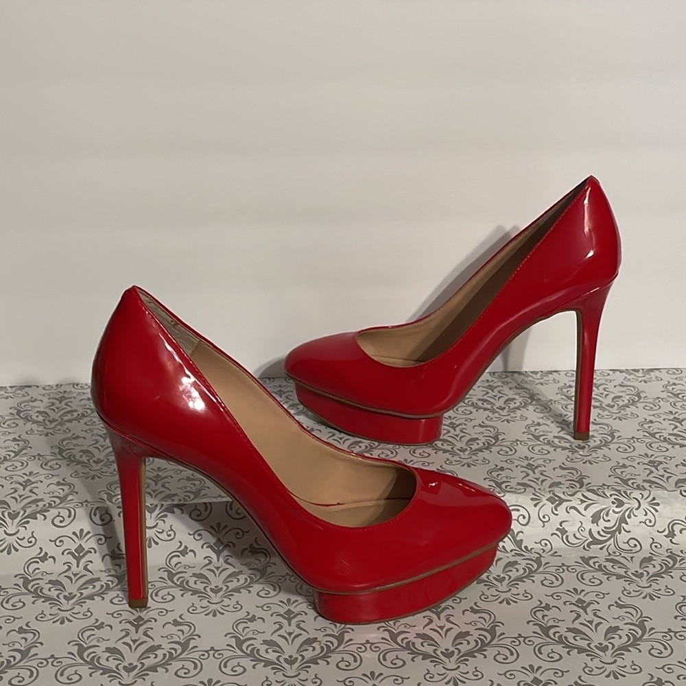 Jennifer López high heel, platform shoes.